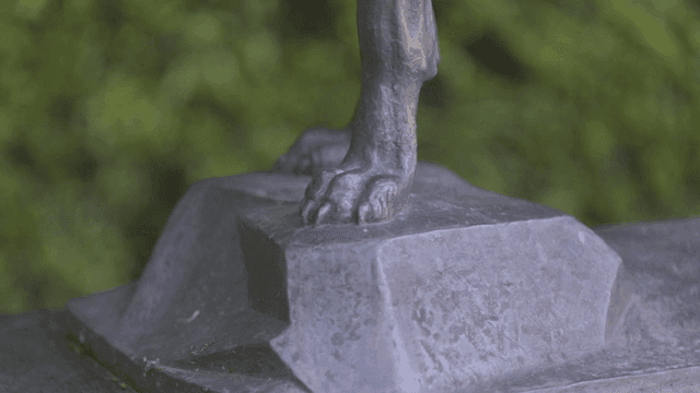 받침대 위에 있는 조각상의 발