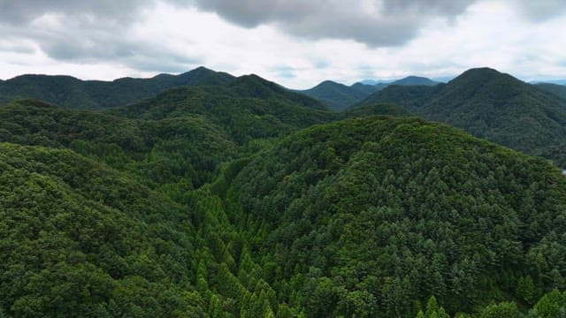 구름 낀 하늘 아래 펼쳐진 장엄한 산