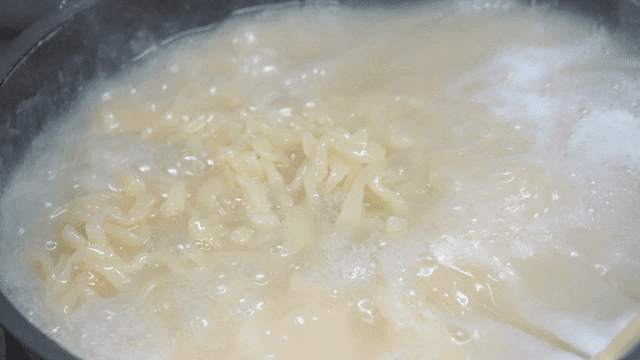 Kalguksu cooked by stirring with chopsticks
