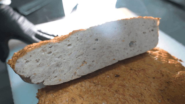 갓 구운 김이 나는 수제 햄 단면