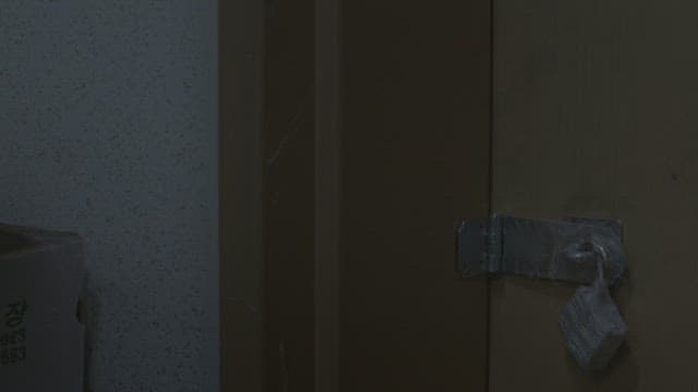 교복을 입은 학생이 자물쇠를 여는 모습