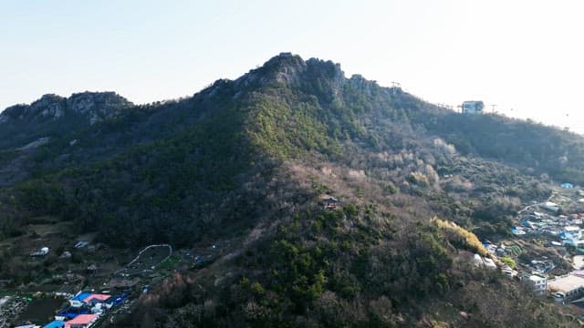 마을이 있는 산 풍경