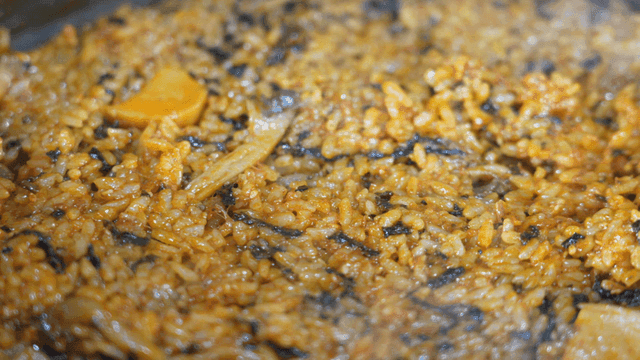 Fried rice stir-fried in pan