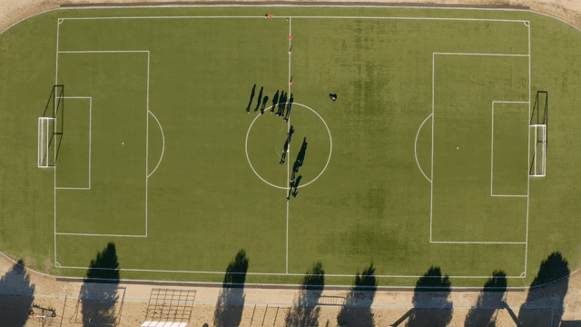학교 축구장에서 학생들이 운동하는 모습