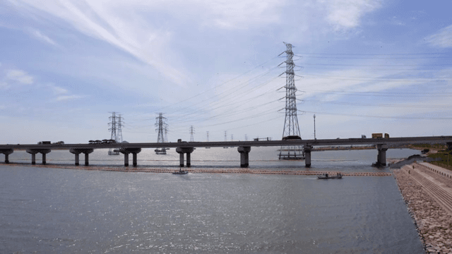 푸른 강 위의 다리, 자동차, 송전탑