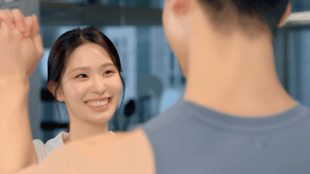 헬스장에서 웃으며 손을 잡고 서로 응원하는 커플