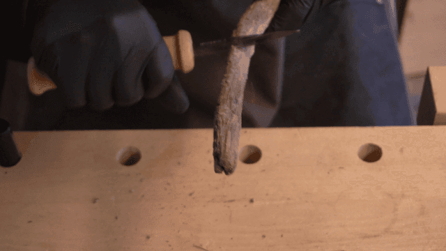 칼로 나무를 조각하는 사람