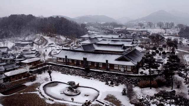 눈 덮인 한국 전통 마을