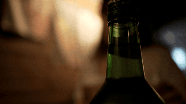 어두운 조명 속의 초록색 수주병