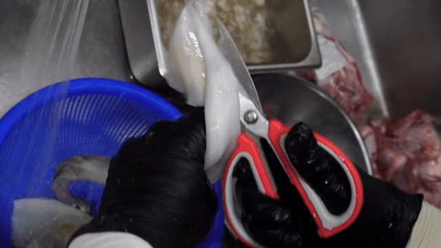 주방에서 오징어 손질 및 준비