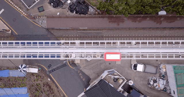 도시를 지나는 기차의 항공 뷰