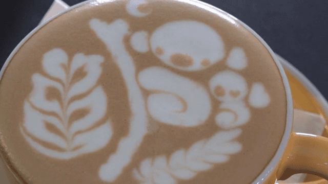 커피 컵 위의 정교한 라떼 아트