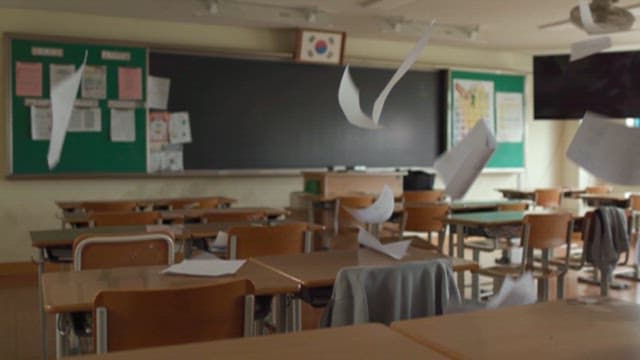 빈 학교 교실에 흩날리는 종이들