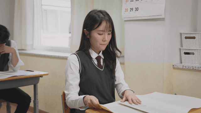 교실에서 시험을 보기 시작하는 학생들