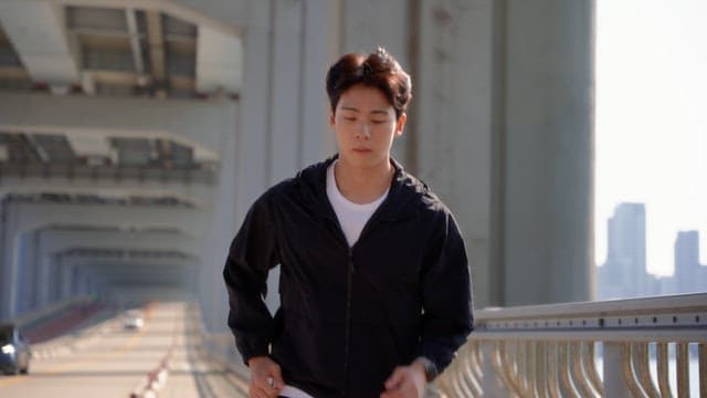 잠수교 위에서 조깅하는 남자