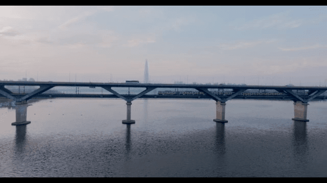 지하철과 자동차가 있는 강 위의 다리