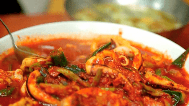 접시에 담긴 매운 오징어 볶음