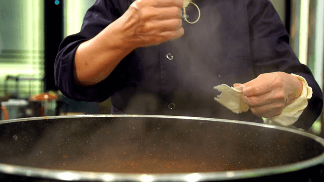 냄비에 반죽을 뜯어 넣는 손