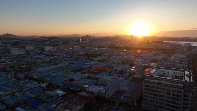 바다를 끼고 있는 산업단지의 일몰