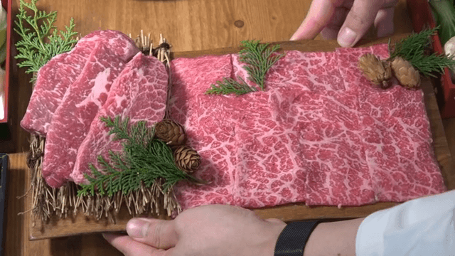 서빙되는 다양한 한우 부위가 담긴 접시