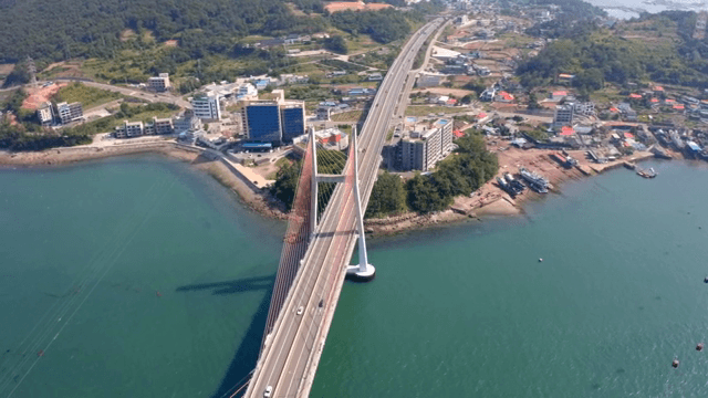 맑은 물이 있는 해안 도시의 다리