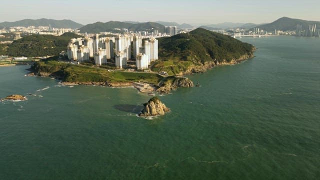 고층 건물이 있는 해안 도시 풍경