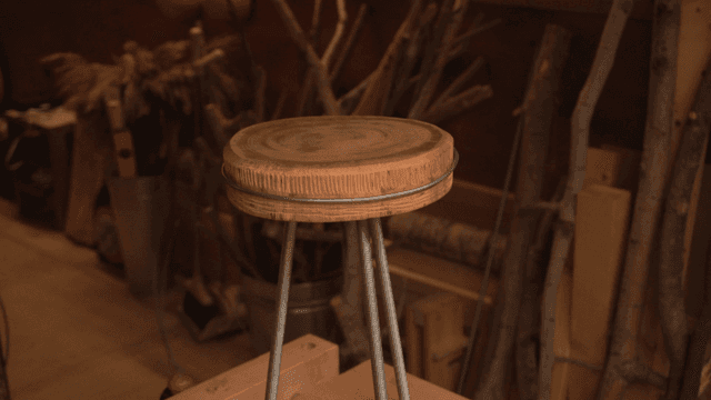 작업실의 나무 의자