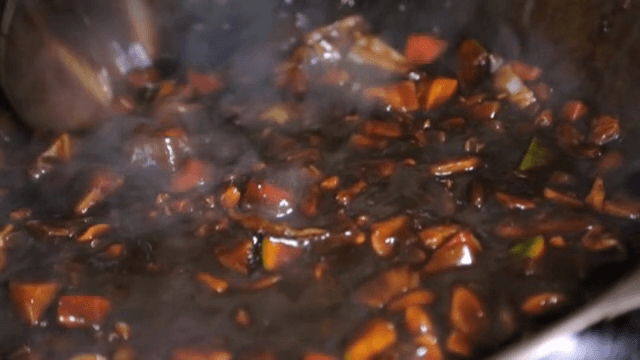 뜨거운 웍에서 짜장 소스를 만드는 모습