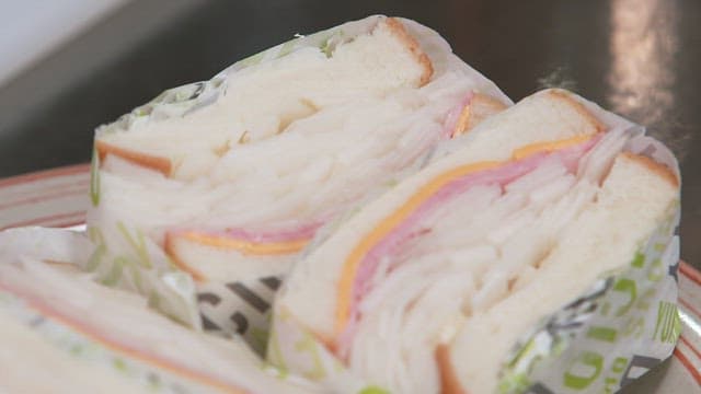 반으로 잘려 플레이팅된 샌드위치