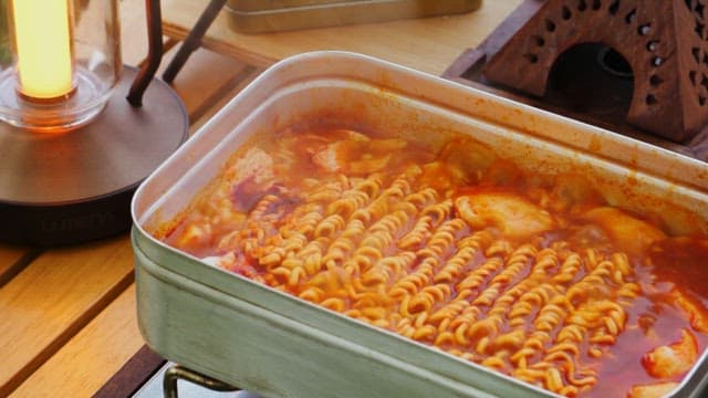 휴대용 금속 냄비에서 요리되는 순두부 찌개 라면