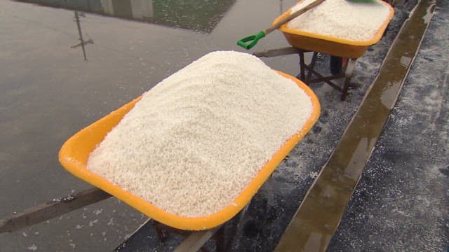 흐린 날의 염전 풍경