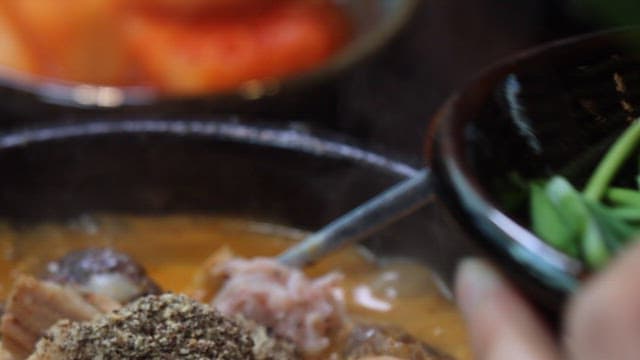 다양한 재료가 들어간 뜨거운 순대국밥