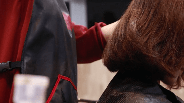 미용실에서 염색약을 바르는 장면