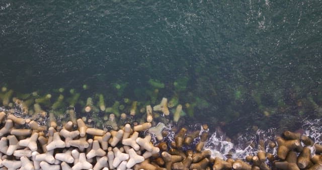 콘크리트 방파제에 부딪히는 파도