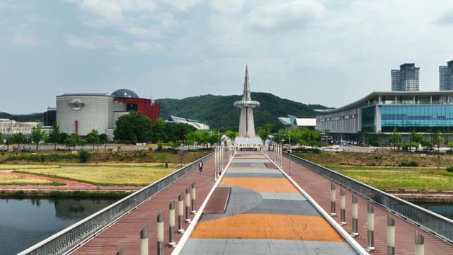 높은 탑이 있는 현대 도시 풍경