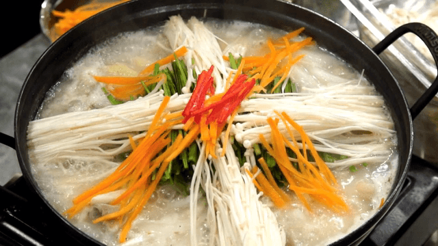 야채가 들어간 돼지 족발탕이 끓고 있는 모습