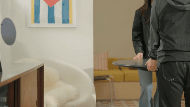 방의 테이블을 옮기는 커플