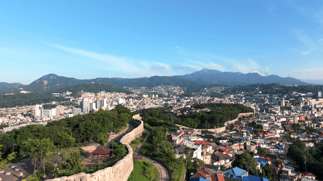 산을 배경으로 한 도시 풍경