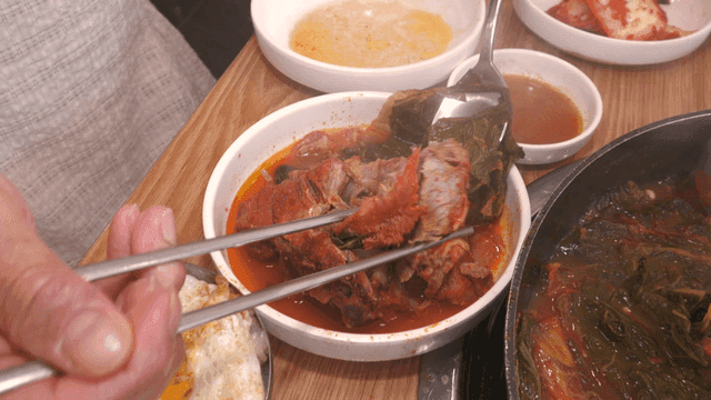 젓가락에 부서지는 우거지 감자탕