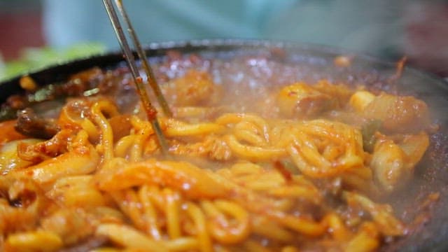 앞접시에 담는 우동면