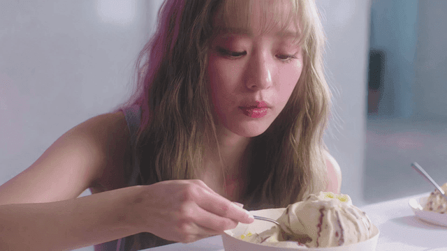 부드러운 아이스크림을 가득 퍼먹는 여성