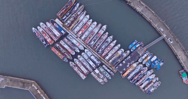 정박한 배들이 있는 분주한 항구의 항공 뷰