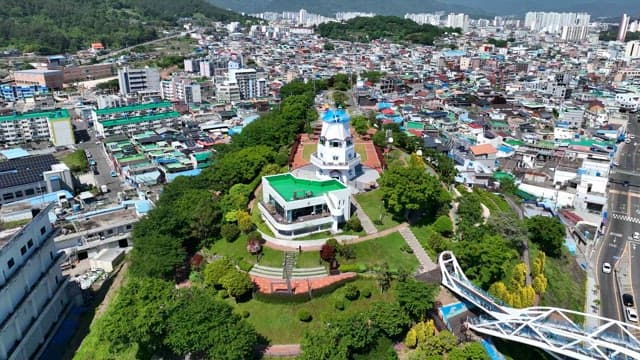 공원과 풍차가 있는 도시 풍경