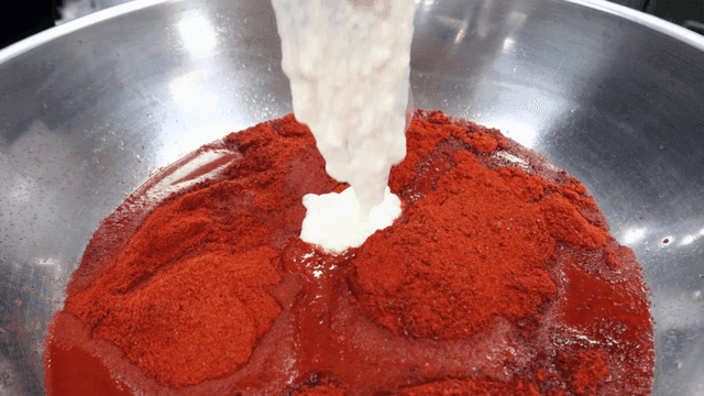 그릇에 고춧가루와 섞인 잘 갈린 마