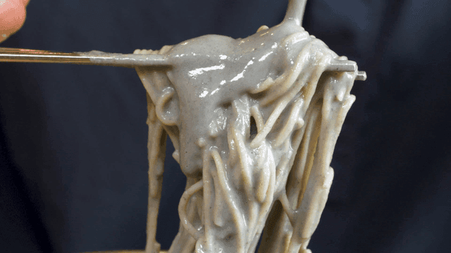 서리태 메밀막국수를 집은 젓가락