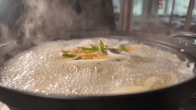 Rich kalguksu with plenty of vegetables