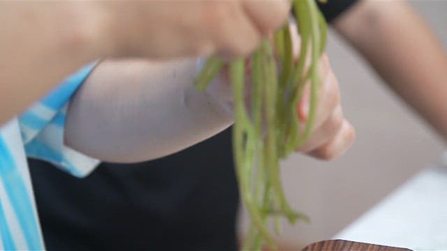 싱싱한 게와 고구마순이 담긴 냄비