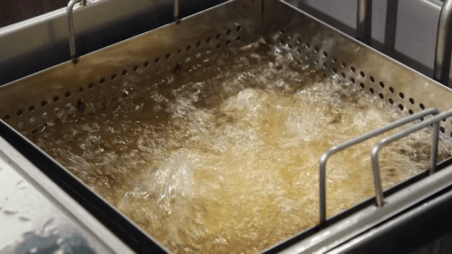 튀김기에서 기름이 끓는 모습