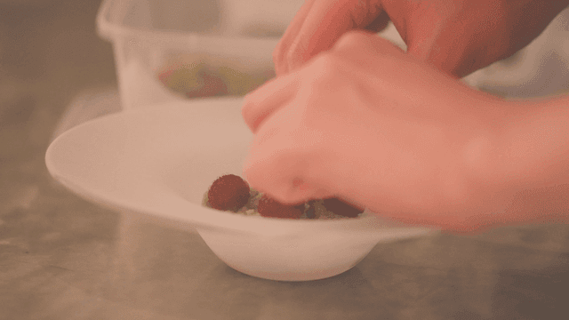 아보카도 위로 라즈베리가 올라가는 고급 요리