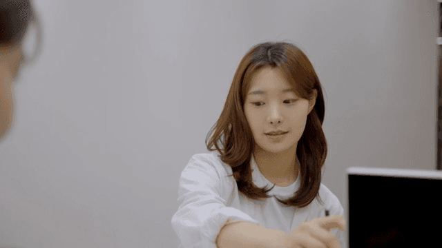 프론트 데스크에서 결제를 하는 손님